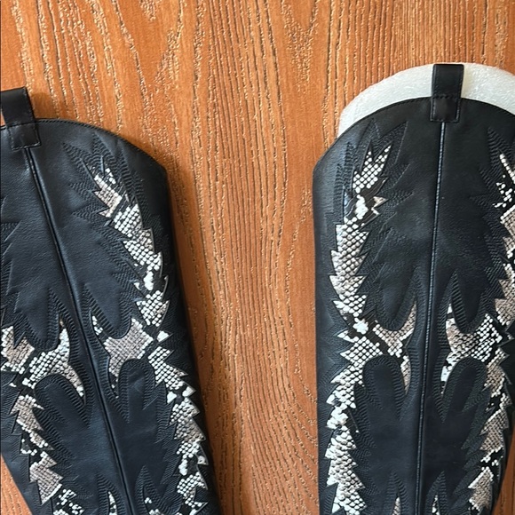 Gianni Bini Katyanna snake & black boots - Picture 5 of 14